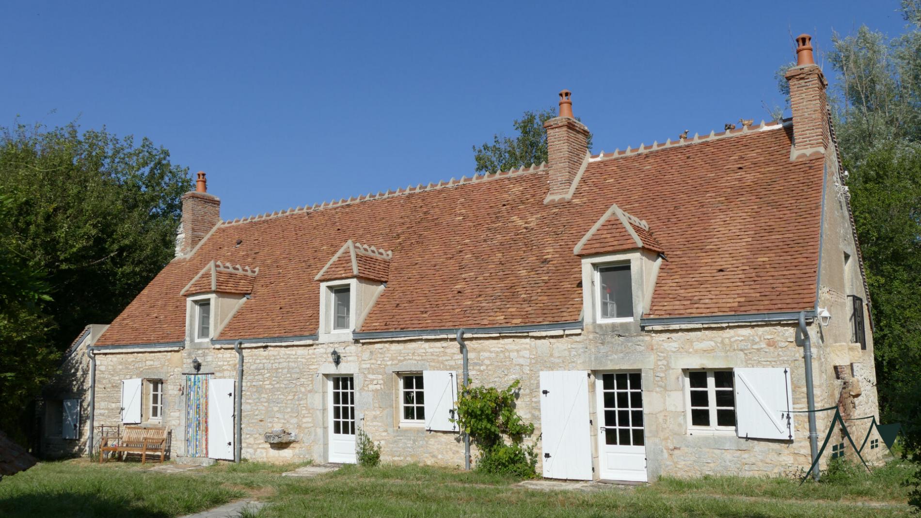 Belle Propriété proche de Lignières  (Cher), 2 maisons, dépendances et piscine